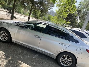 Продажа авто: Седан бизнес‑класса серебристого цвета. Кузов и экстерьер: - 4 двери — 3