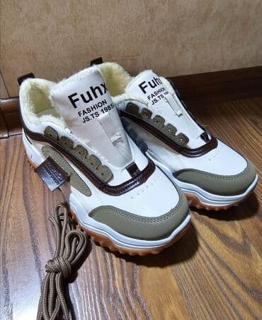 женская модельная обувь больших размеров: Продаю женские утеплённые кроссовки на 37 ножку. Б/у в отличном — 2