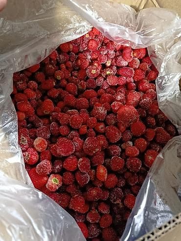Кондитерские изделия, сладости: Замороженная клубника оптом в коробках по 10 кг — 1