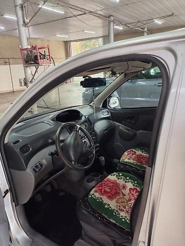 Toyota Yaris Verso: 2000 г., Механика, Хэтчбэк — 4