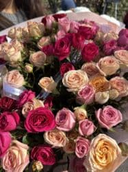 букеты розы: Пышный букет кустовых роз в шляпной упаковке. - Микс оттенков — 2