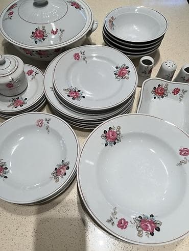 Столовый сервиз из фарфора с цветочным декором. 3000 сом at lalafo.kg Столовый сервиз из фарфора с цветочным декором. 3000 сом