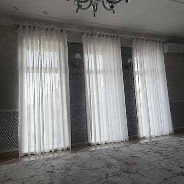 занавес: Полупрозрачные белые тюли на люверсах для высоких окон. - Материал — 1