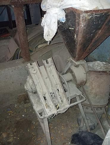 генератор тока: Электрическая зернодробилка с бункером подачи Описание: - — 2