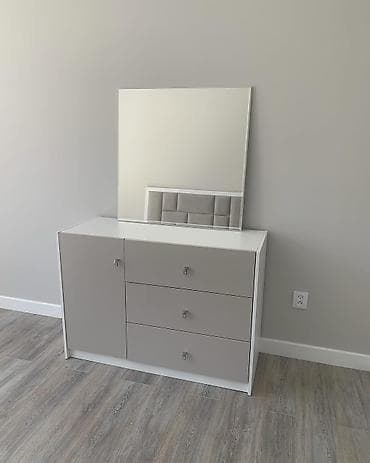 Уктоочу бөлмө гарнитурлары: Спальный гарнитур в современном стиле, бело‑серой гаммы. Состав — 3