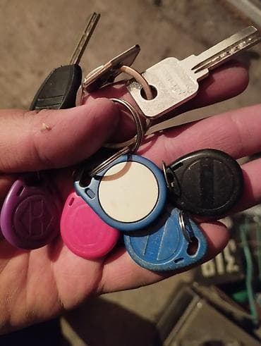 набор ключей бу: Комплект дверной фурнитуры и замков. Состав: - Врезной механический — 3