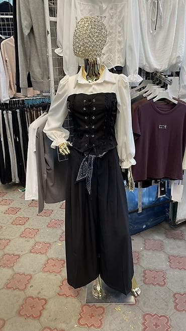 модные штаны: Стильный манекен, идеально для витрины и фотосъёмок. Привлекает — 1