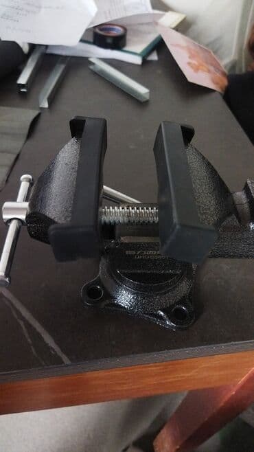 столы и стулья кухонные: Слесарные тиски настольные с наковальней и поворотным основанием — 3