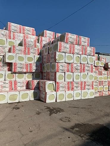 Упаковки минеральной ваты для теплоизоляции. Материал в прямоугольных