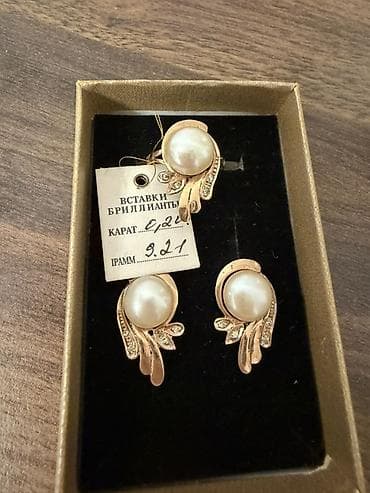 van cleef: Гарнитур из золота с жемчугом и бриллиантовыми вставками. Состав: - — 2