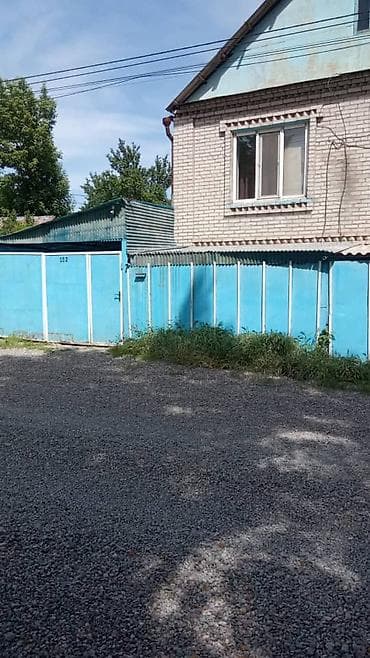 Үйлөр: Продаю 2-этажный кирпичный дом. 4 комнаты, площадь - 125 кв.м. На — 2