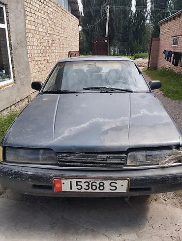 сидения на 210: Автомобиль седан, левый руль. Кузов темно‑серый, 4 двери. Передний — 1