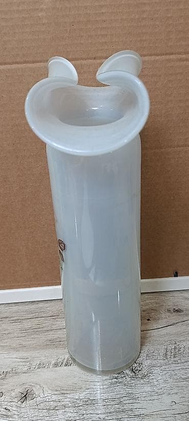 Инструменттер: Белая стеклянная ваза с декором розы - Материал: стекло молочного — 2