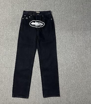 Мужская одежда: Черные прямые брюки от бренда Corteiz - Дизайн: крупный белый — 2