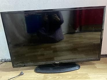 Телевизоры: Телевизор TCL, диагональ около 32–40". Плоская LED‑панель — 2