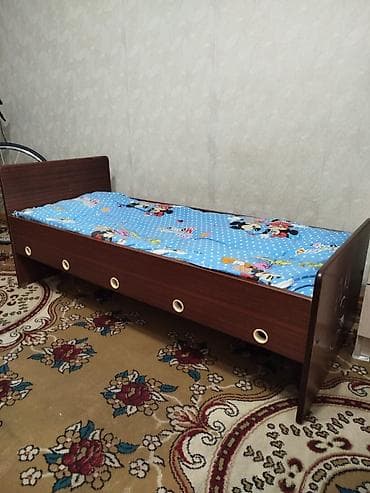 Мебель: 🛏️ Продаю детскую кроватку 140×65 с матрасом — 1000 сом. 🎁 В подарок — 2
