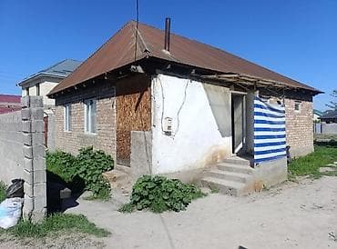 дом барачного типа: Дом с участком - Одноэтажный кирпичный дом с двускатной крышей — 1