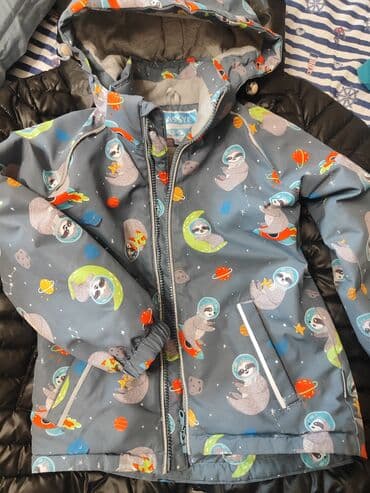 детские зимние куртки с капюшоном: Детские куртки (2 шт.) 1) Пуховая/утеплённая стёганая куртка: - Цвет — 1