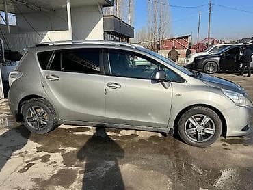 барта: Компактвэн серебристого цвета с пятью дверями и просторным салоном — 5