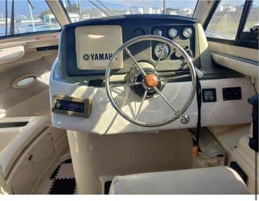 грузовой мото: Моторная яхта-кабриолет (круизер) с закрытой рубкой и носовой палубой — 5