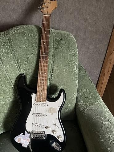 Электрогитара типа Stratocaster - Корпус: черный глянцевый