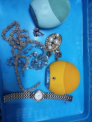 Набор аксессуаров и мелкой электроники: - Два силиконовых устройства