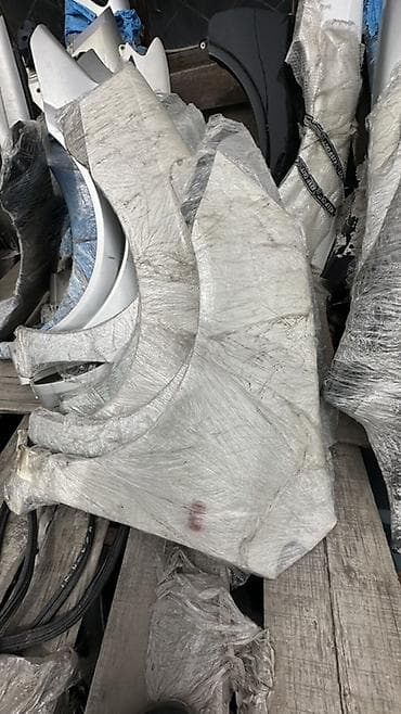 Переднее крыло автомобиля, упакованное в стретч-плёнку. Типовой