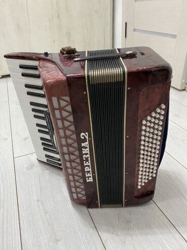 профессиональные музыкальные инструменты: Аккордеон - Клавиатурный баян с правой фортепианной клавиатурой и — 1
