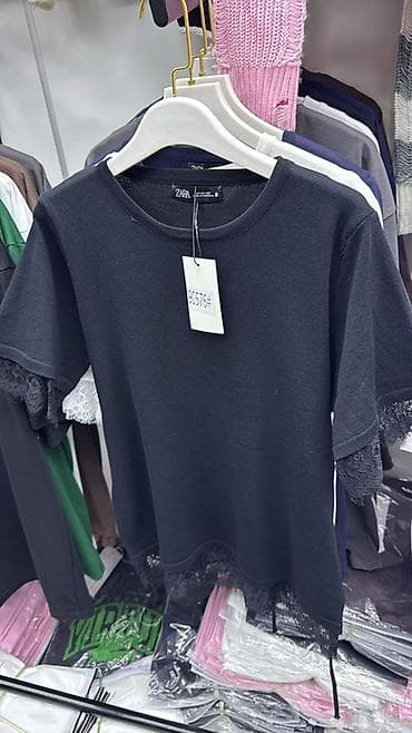 Толстовки, худи: Женская трикотажная футболка с кружевной отделкой - Модель: базовая — 2