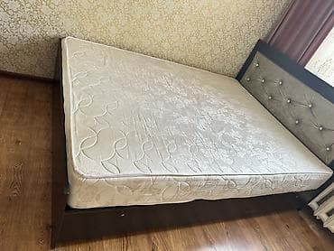 Кровати: Двуспальная кровать с мягким изголовьем и металлическим основанием. - — 1