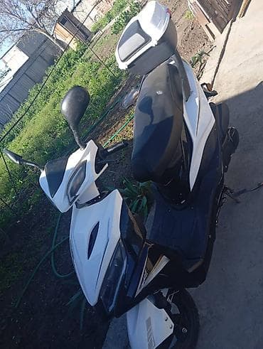 Скутер 50–125 см³ (визуально класс 50/125), городской тип, цвет