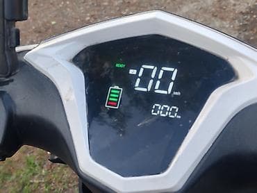 электрический мопеды: Электроскутер (белый) с багажным кофром и цифровой приборной панелью — 3