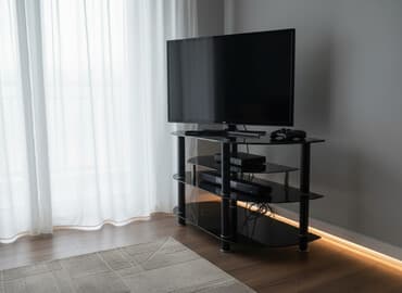 стеклянную подставку для тв: Тумба и подставка для телевизора, Б/у, Напольная, Стекло, Самовывоз, Платная доставка, цвет - Черный — 1