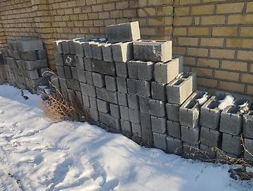 поддон для пескоблока: 169 шт рваный пескоьлок, 30 шт красная тумба,новые — 3