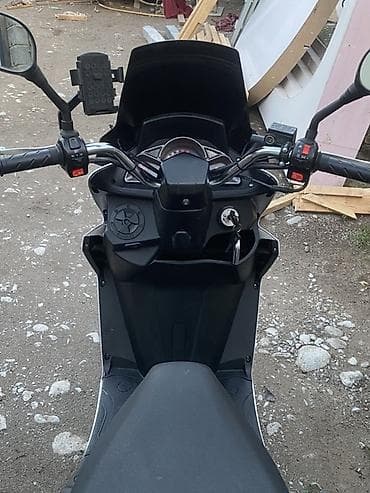 Скутеры: Скутер белого цвета с высоким тонированным ветровым стеклом и — 4