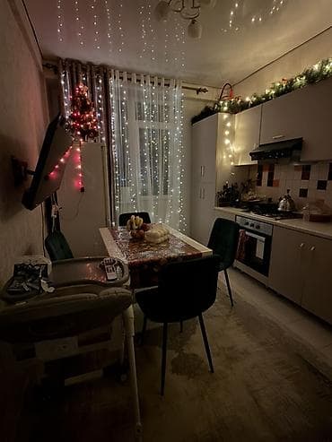 искусственные елки: Искусственная новогодняя ель с декором и гирляндами - Высота — 4
