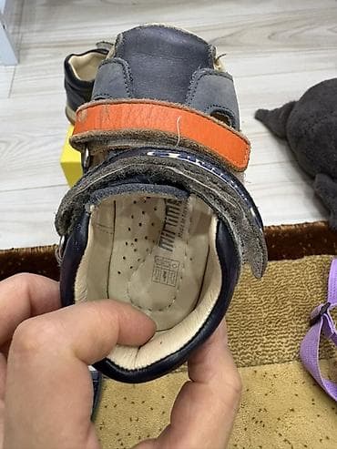 Детские кожаные сандалии с закрытым мыском - Размер: 21 (маркировка — 3