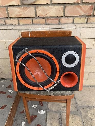 Сабвуферная акустическая система в корпусе фазоинверторного типа. -