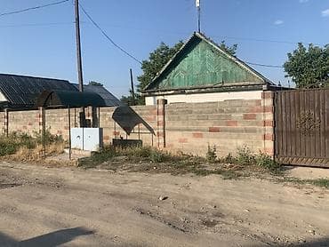 Дом с участком и хозяйственными постройками - Кирпичный/каменный