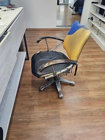 продам туалетный столик: Продаю кресло все механизм рабочий и визажный стол. все точки рабочие — 2