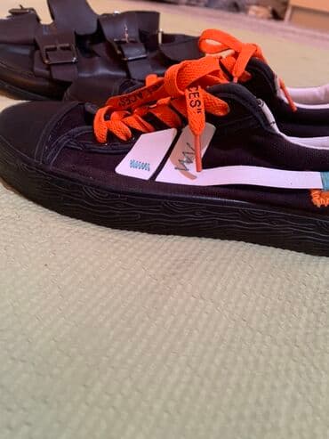 брендовый обувь: За две 900 сом.Представлен комплект обуви, включающий пару коричневых — 3