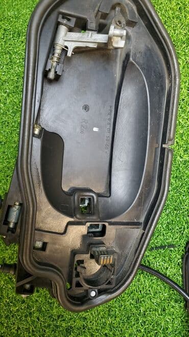 e91: Оригинальный б/у замок задней правой двери в сборе с кронштейнручки — 4