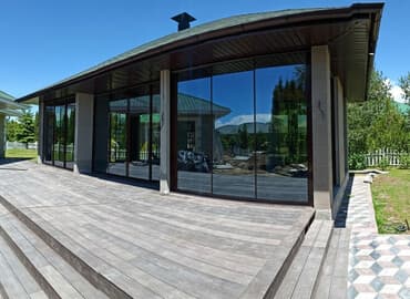 умный дом: Элегантная стеклянная пристройка к дому, оснащенная большими — 1