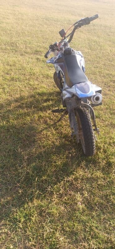 Питбайк (мини-мото) класса off-road, сине-белая раскраска с номером