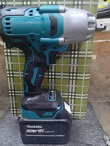 Строительный транспорт: Аккумуляторный ударный гайковерт Makita 18V BL - Питание — 1