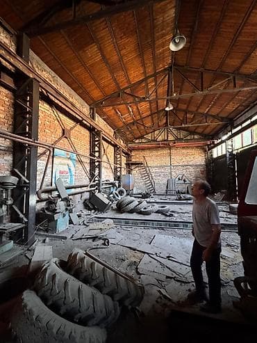 подземный паркинг: Просторное производственно-гаражное помещение с ямой - Капитальное — 1
