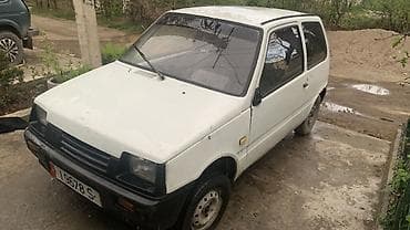 Компактный трёхдверный хэтчбек белого цвета. Основные характеристики