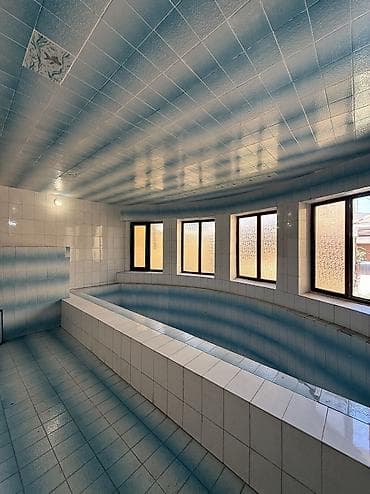 киргизия 1 дома: 🏡 Продается дом 📐 Участок - 8,3 соток 🌳 На участке 3 постройки: - — 3