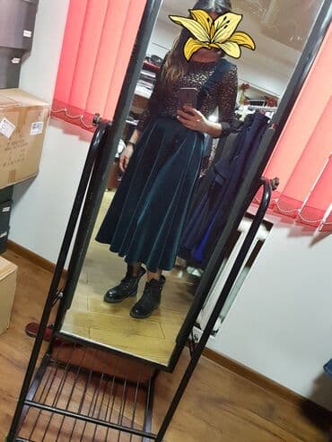 голубое платье: Шикарное бархатное платье изумрудного цвета, по бокам имеются кармашки — 2