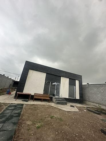 fred perry: Современный одноэтажный дом с отдельным участком и высоким забором — 2